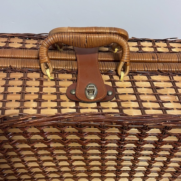 Cute vintage wicker picnic basket with reusable plates - Picture 2 of 9